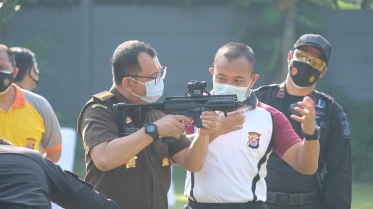 Perkuat Sinergitas Polri dan Kejati, Gelar Latihan Menembak di Mapolda Banten