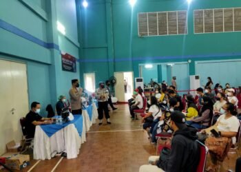 Polresta Tangerang Gelar Vaksinasi Massal di Sport Club Citra Raya