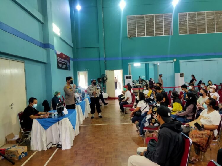 Polresta Tangerang Gelar Vaksinasi Massal di Sport Club Citra Raya