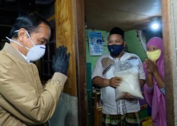 Presiden Blusukan Bagikan Sembako dan Paket Obat untuk Masyarakat