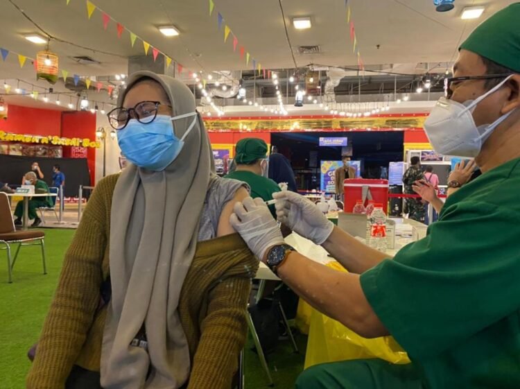 TNI Gelar Vaksinasi Massal di Tangcity Mall