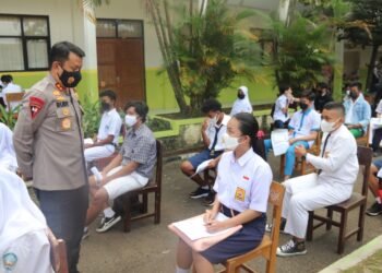 Tinjau Vaksinasi Pelajar, Kapolda Banten Ajak untuk selalu Pakai Masker