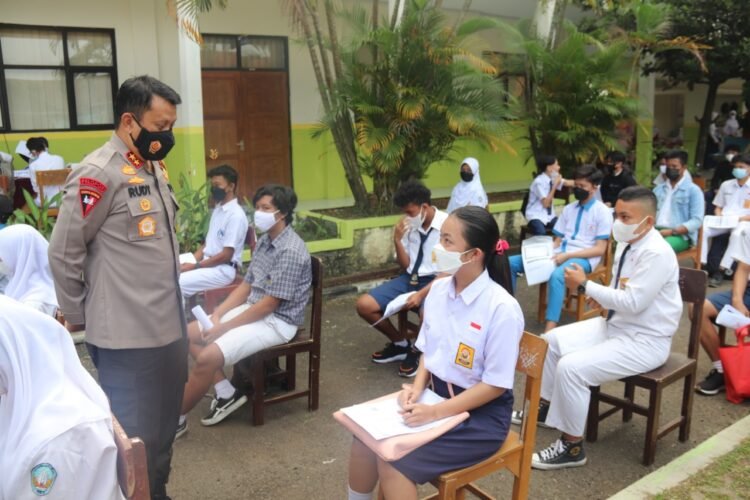 Tinjau Vaksinasi Pelajar, Kapolda Banten Ajak untuk selalu Pakai Masker