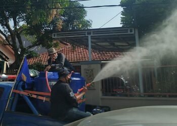 Upaya Pencegahan Covid-19, Relawan PPKM Karang Taruna Tangsel Semprot Disinfektan dan Bagikan Masker