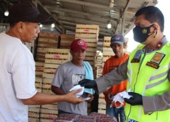 Wakapolda Banten Keliling Pasar Tradisional Bagikan Ribuan Masker