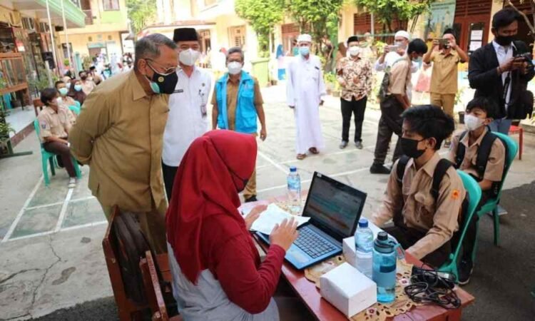 1.700 Siswa MTs dan MA di Tangsel Ikuti Vaksinasi Covid-19 Massal Tahap 1