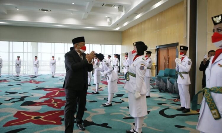 Walikota Benyamin Davnie Kukuhkan 50 Anggota Paskibraka Tangsel 2021