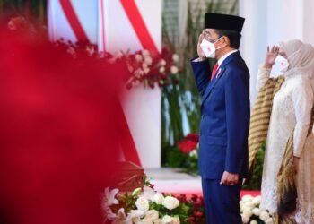 Dipimpin Presiden Jokowi, Upacara Penurunan Bendera Merah Putih Berlangsung Khidmat