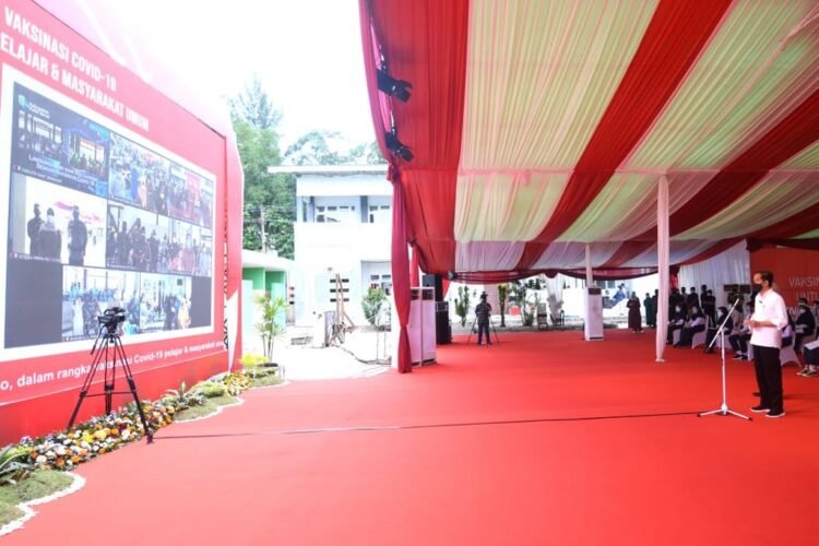 Presiden Jokowi Tinjau Vaksinasi Pelajar di Kota Samarinda