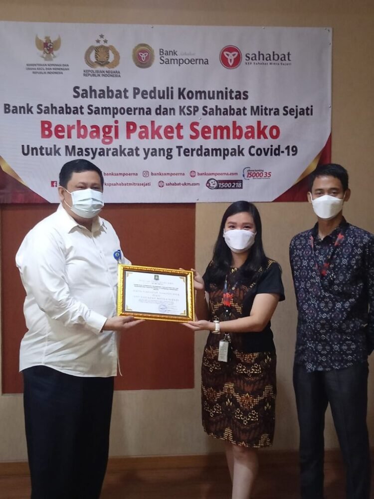 Bank Sampoerna dan KSP Sahabat Mitra Sejati Bagikan Sembako Di 17 Kota