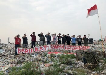 Darurat Sampah dan Sindir Pemkot Tangerang, Aktivis Lingkungan Upacara HUT RI Di TPA Ilegal