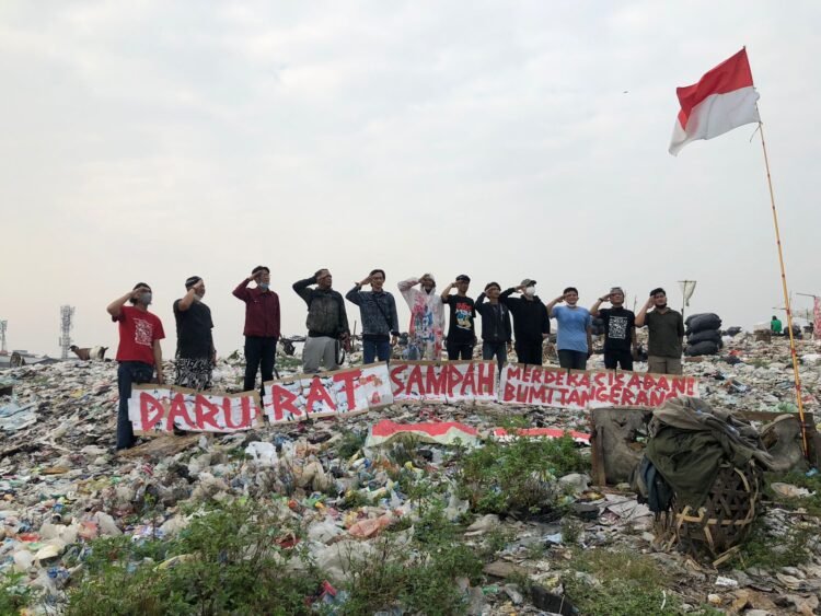 Darurat Sampah dan Sindir Pemkot Tangerang, Aktivis Lingkungan Upacara HUT RI Di TPA Ilegal