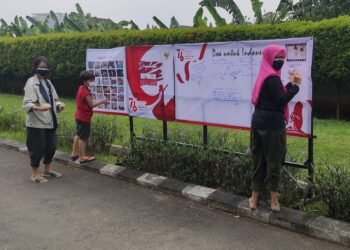 Doa dan Harapan Warga Cornelia Residence Graha Raya untuk Indonesia Tertuang di Spanduk Berhias