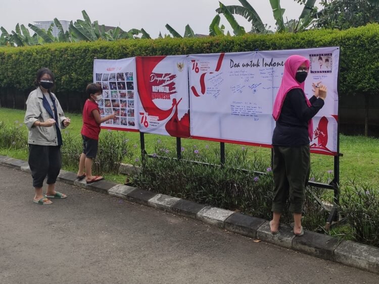 Doa dan Harapan Warga Cornelia Residence Graha Raya untuk Indonesia Tertuang di Spanduk Berhias