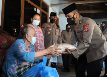 Jum’at Barokah Polda Banten Bagikan Puluhan Paket Sembako kepada Masyarakat