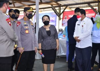 Kapolri Tinjau Vaksinasi Buruh di Cikupa