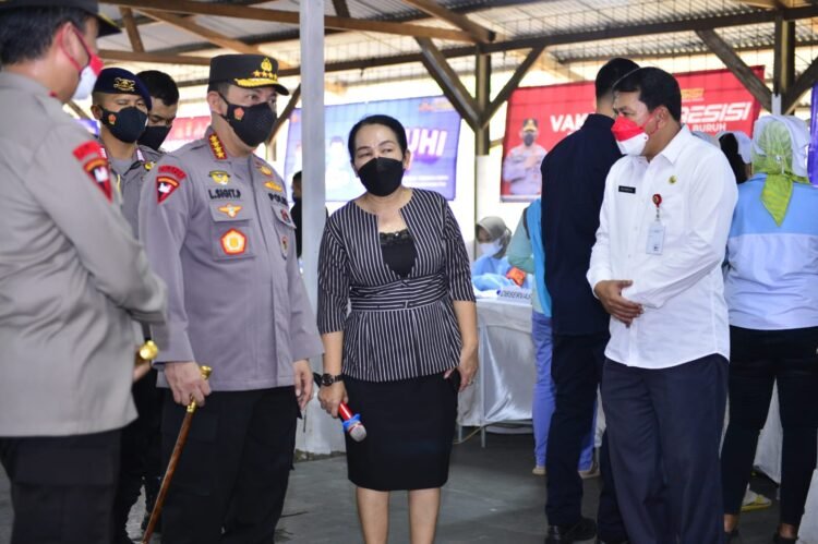 Kapolri Tinjau Vaksinasi Buruh di Cikupa