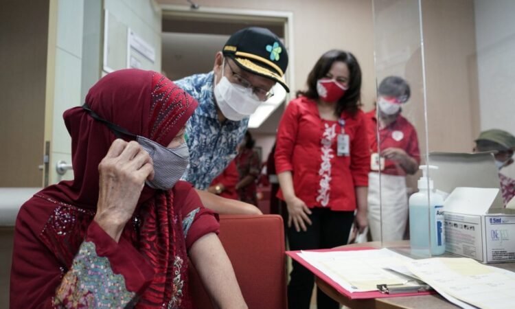 Kunjungi RS Premier Bintaro, Menkes Budi Gunadi Sadikin Targetkan 70 % Warga Tangsel Divaksinasi