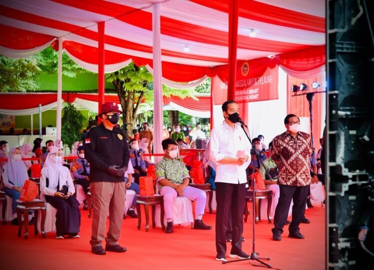 Kunjungi Vaksinasi Pelajar di Madiun, Presiden Imbau Pemda Segera Habiskan Pasokan Vaksin