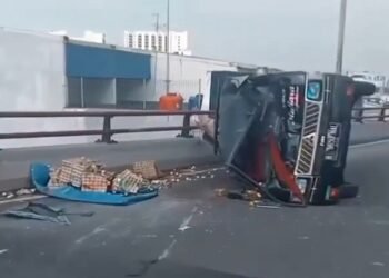 Mobil Pikap Pengangkut Telur Terbalik di Tikungan Fly Over Ciputat Tangsel