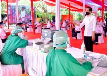 Presiden Joko Widodo Tinjau Langsung Vaksinasi Covid-19 bagi Pelajar di Madiun