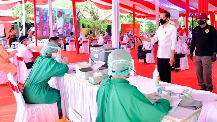Presiden Joko Widodo Tinjau Langsung Vaksinasi Covid-19 bagi Pelajar di Madiun