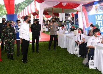 Presiden Jokowi Tinjau Kegiatan Vaksinasi Kolaborasi Kebangsaan bagi Para Pelajar