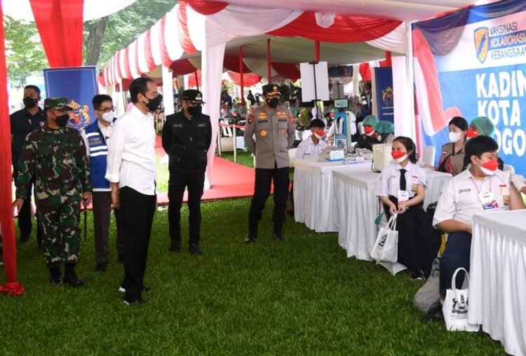 Presiden Jokowi Tinjau Kegiatan Vaksinasi Kolaborasi Kebangsaan bagi Para Pelajar
