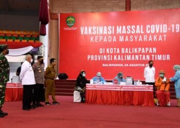 Presiden Jokowi Tinjau Vaksinasi Covid-19 bagi Masyarakat di Kota Balikpapan