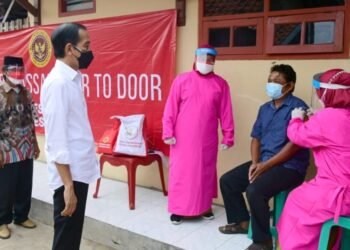 Presiden Tinjau Program Vaksinasi dari Pintu ke Pintu di Kota Cirebon