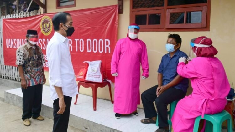 Presiden Tinjau Program Vaksinasi dari Pintu ke Pintu di Kota Cirebon