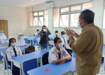 Wali Kota Benyamin Davnie Tinjau Pelaksanaan PTM Terbatas di SMPN 8 Tangsel
