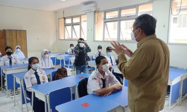 Wali Kota Benyamin Davnie Tinjau Pelaksanaan PTM Terbatas di SMPN 8 Tangsel