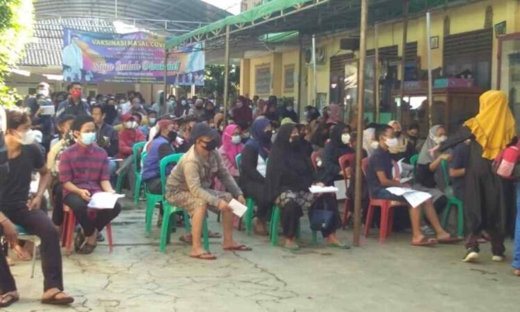 Masyarakat Antusias Ikut Vaksin Dosis 2 di MUI Tangsel