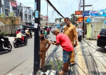 DPU Tangsel Tertibkan Kabel dan Tiang Milik Provider Internet di Sepanjang Jalan WR Supratman