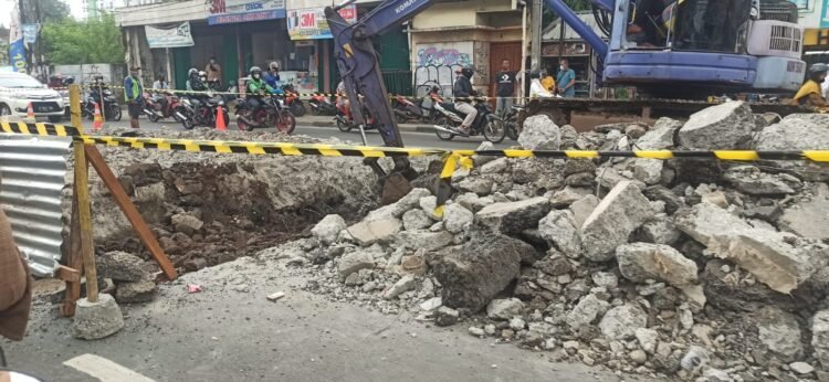 Ada Pekerjaan Proyek, Jalan Dewi Sartika Ciputat Macet Panjang