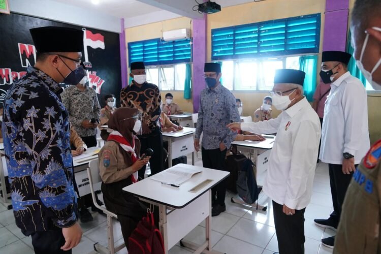 Bupati Zaki Dampingi Wapres Tinjau Pelaksanaan Sekolah Tatap Muka di SMAN 19