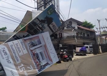Kabel Tersangkut Spion Bus, Tiang PJU Di Cireundeu Nyaris Patah