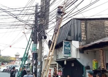 Semrawut, DPU Tangsel Potong Kabel dan Tiang Provider di Ciputat Timur