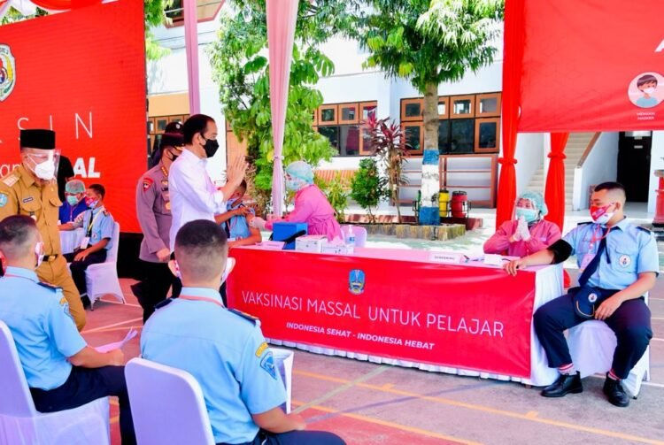 Presiden Joko Widodo Tinjau Vaksinasi di Kabupaten Ponorogo