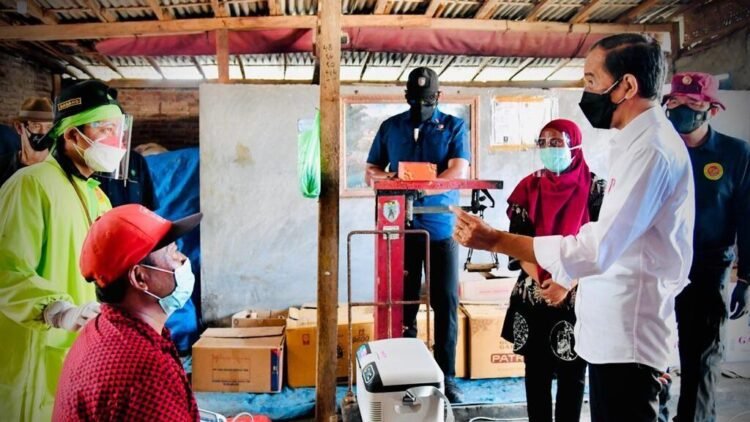 Presiden Joko Widodo Tinjau Vaksinasi di Kampung Nelayan