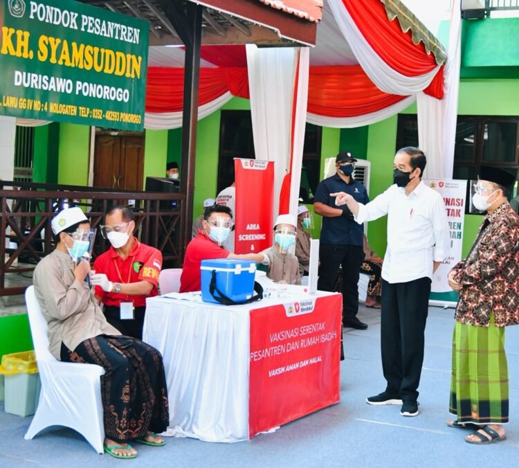 Presiden Jokowi Targetkan 70 Persen Penduduk Dapat Suntikan Vaksin di Akhir Tahun