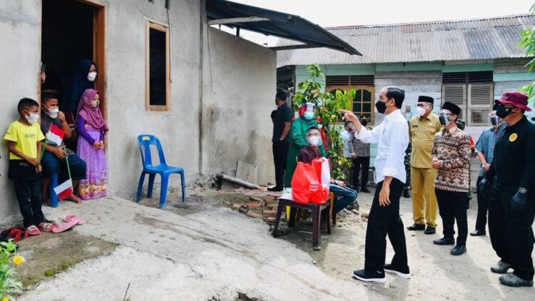 Presiden Jokowi Tinjau Kegiatan Vaksinasi Pintu ke Pintu di Provinsi Aceh