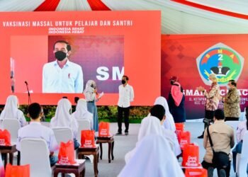 Presiden Jokowi Tinjau Vaksinasi bagi Pelajar di Cilacap