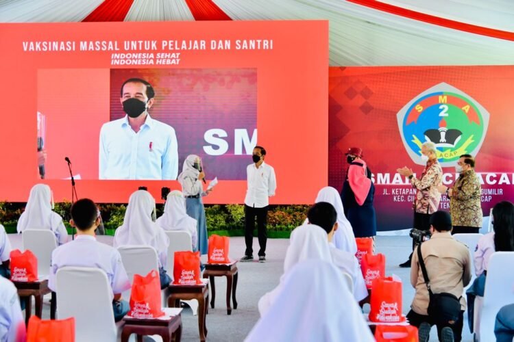 Presiden Jokowi Tinjau Vaksinasi bagi Pelajar di Cilacap