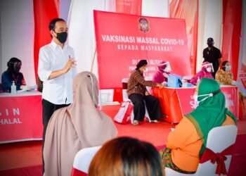 Presiden Jokowi Tinjau Vaksinasi di Kota Blitar
