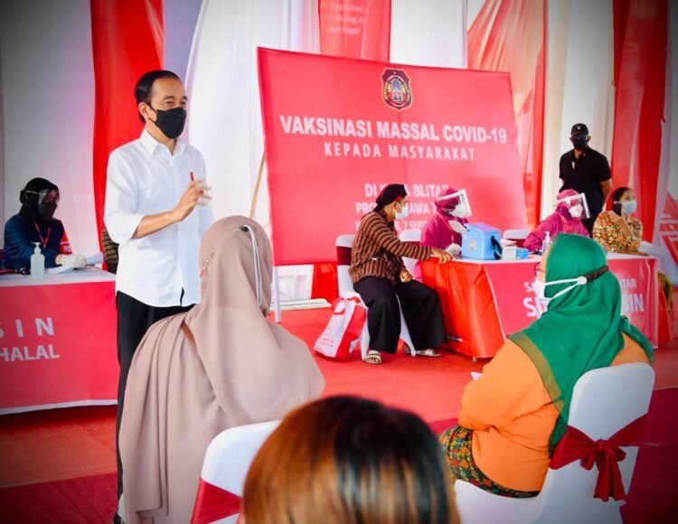Presiden Jokowi Tinjau Vaksinasi di Kota Blitar