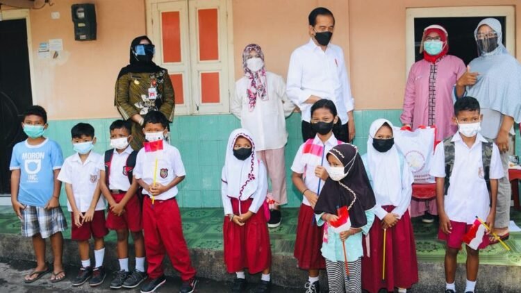 Presiden Tinjau Vaksinasi Pintu ke Pintu di Jawa Tengah