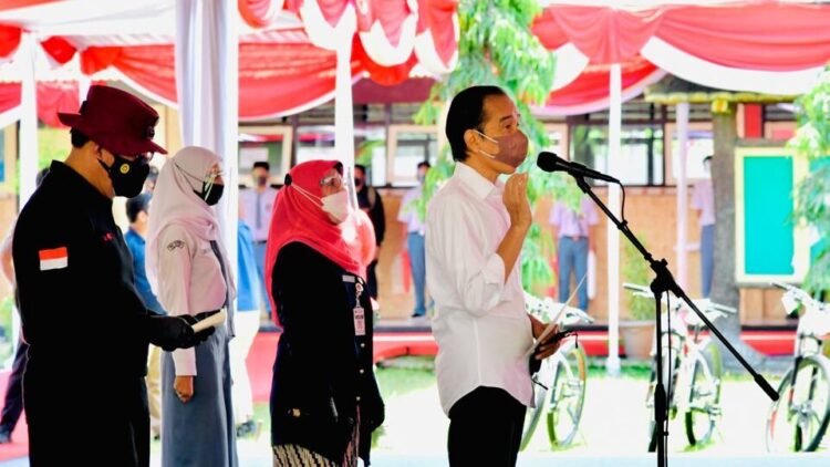 Presiden Tinjau Vaksinasi bagi Pelajar di Cilacap