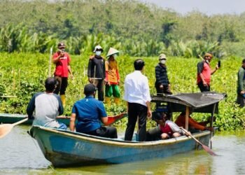 Saat Presiden Naik Perahu Seberangi Sungai untuk Sapa Warga